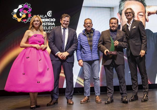 El director general de Comercio, Rosendo Ruiz, entregó el premio aportación de un negocio destacado Belleza y Salud a Peluquería Rodolfo del Barrio (Creación 3)